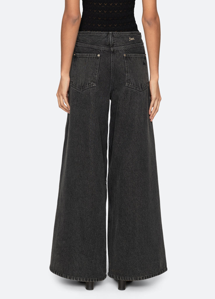 AW26-065-BLACK-3_1024x1024.jpg