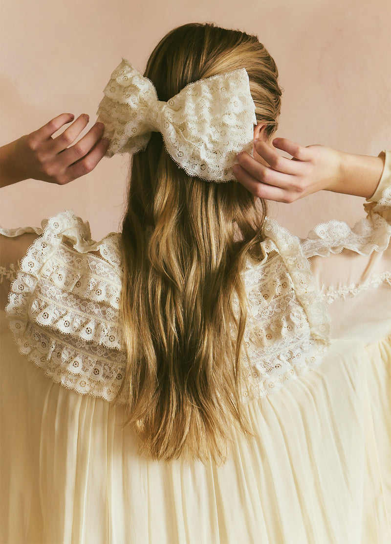 cream-ayda bow clip-editorial view - 2