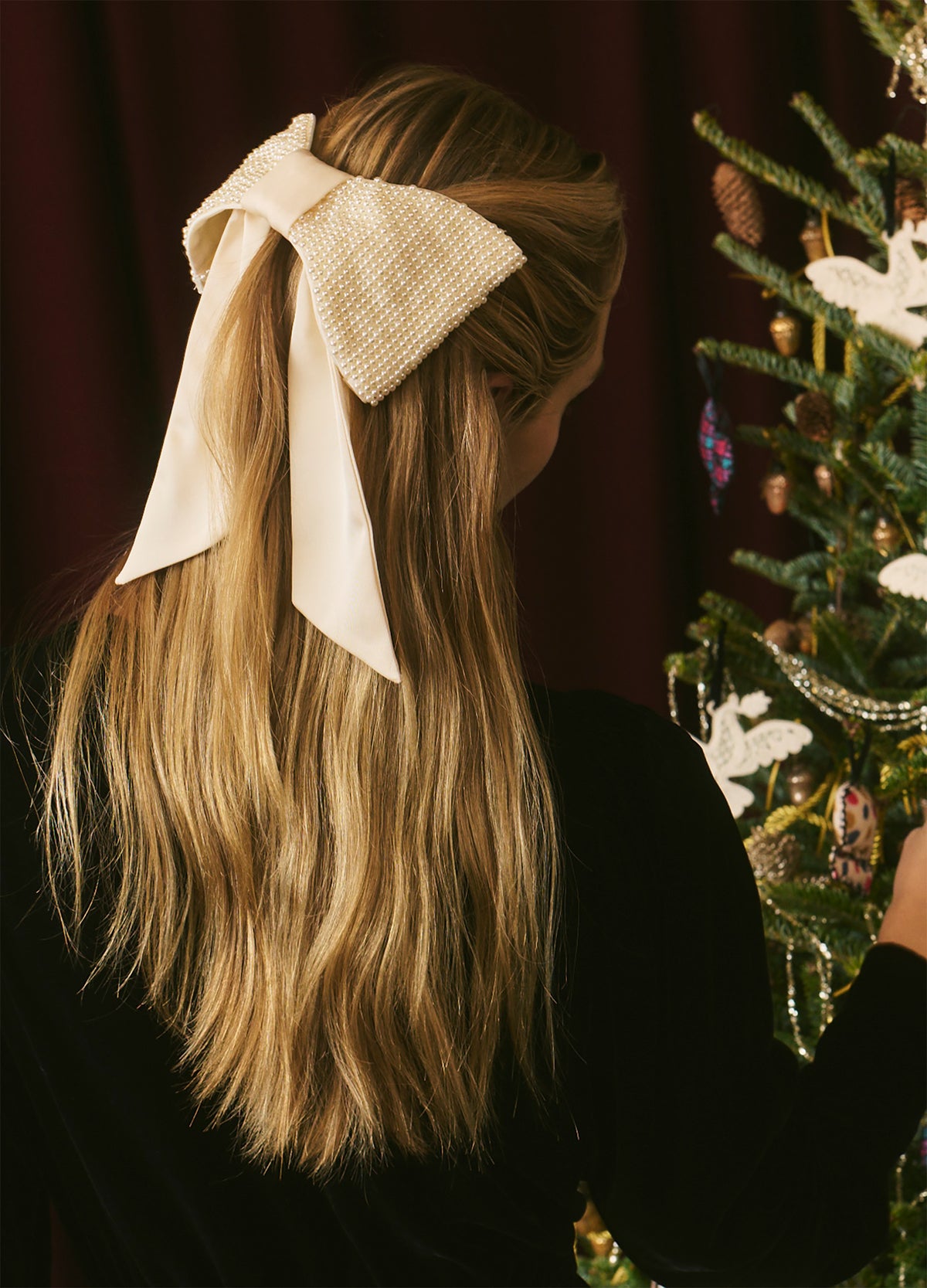 cream-seraphine bow clip-editorial view
