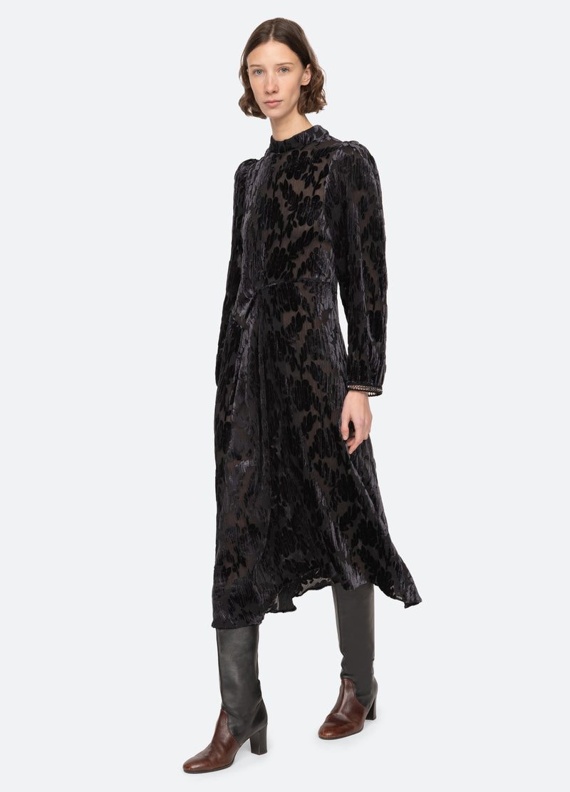 black-regine dress-walking view - 5