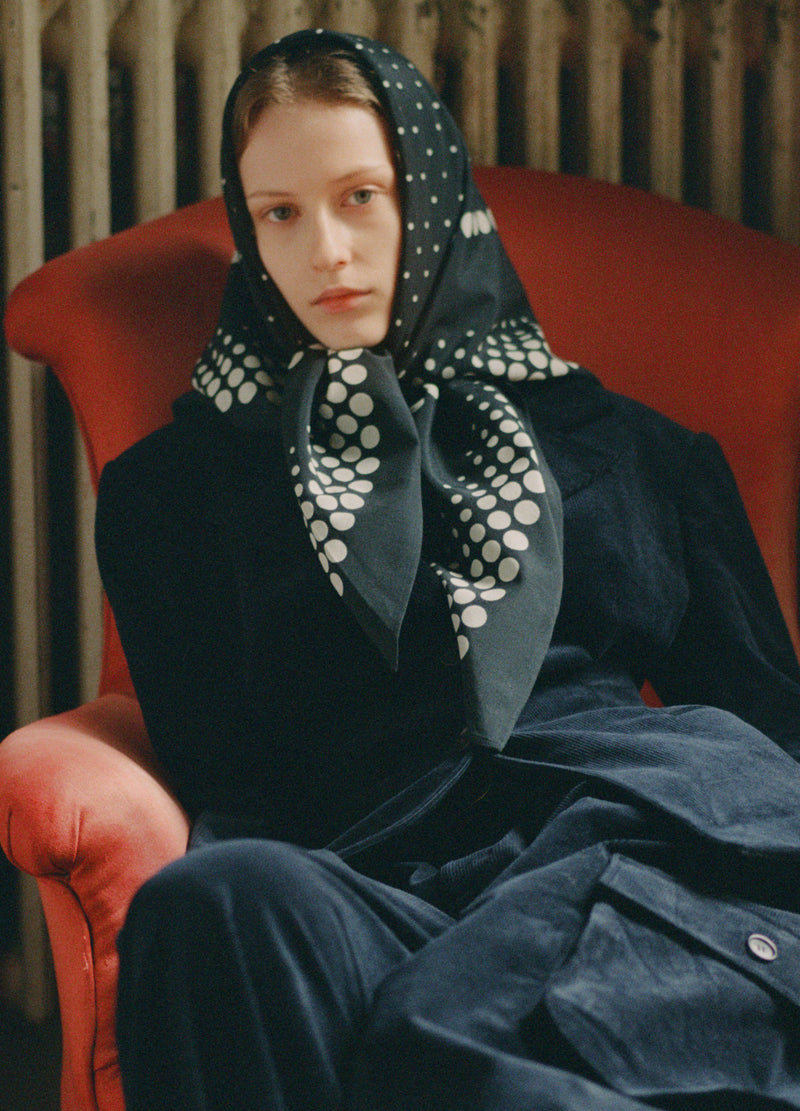 black-elly scarf-editorial view - 1