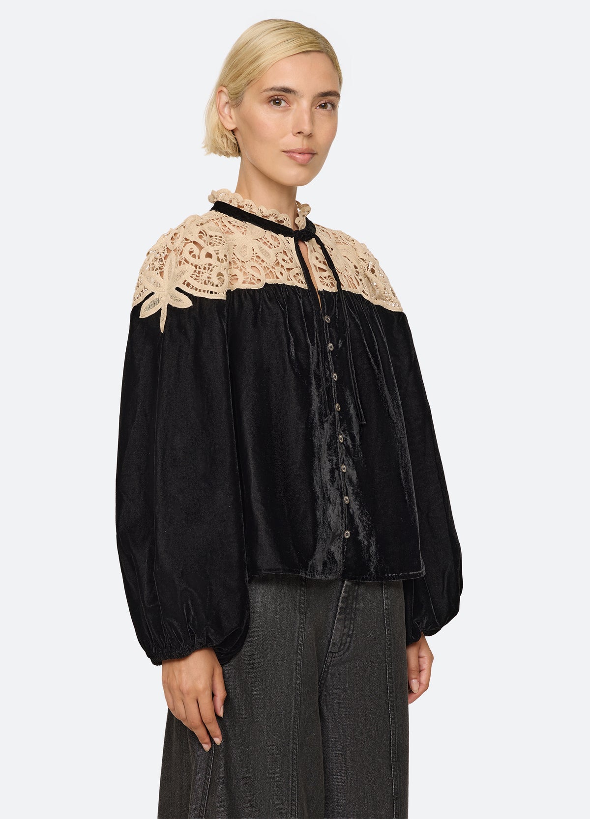 black-shiloh top-three quarter view - 4