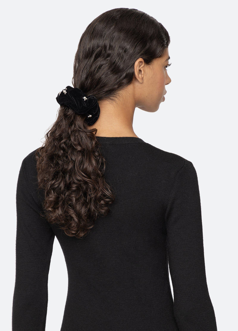 black-velvet scrunchie-side view - 4