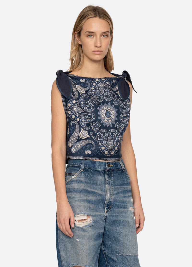 navy-emelina top-three quarter view - 4