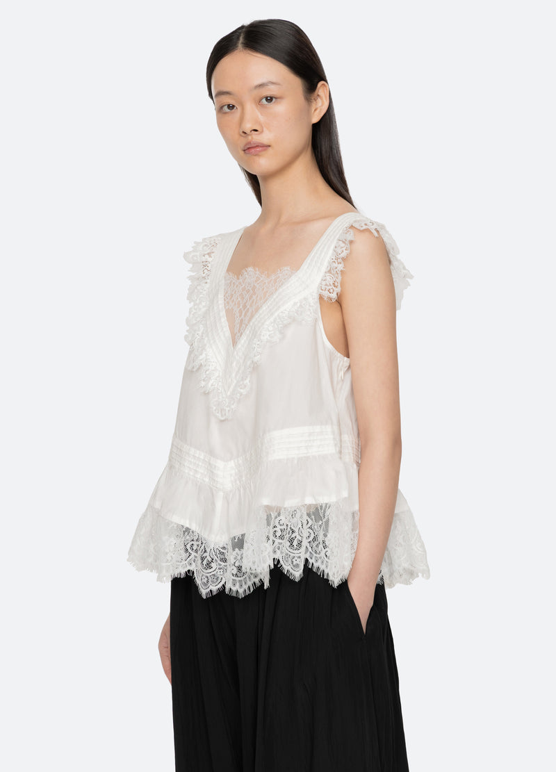 white-hilda top-three quarter view - 5