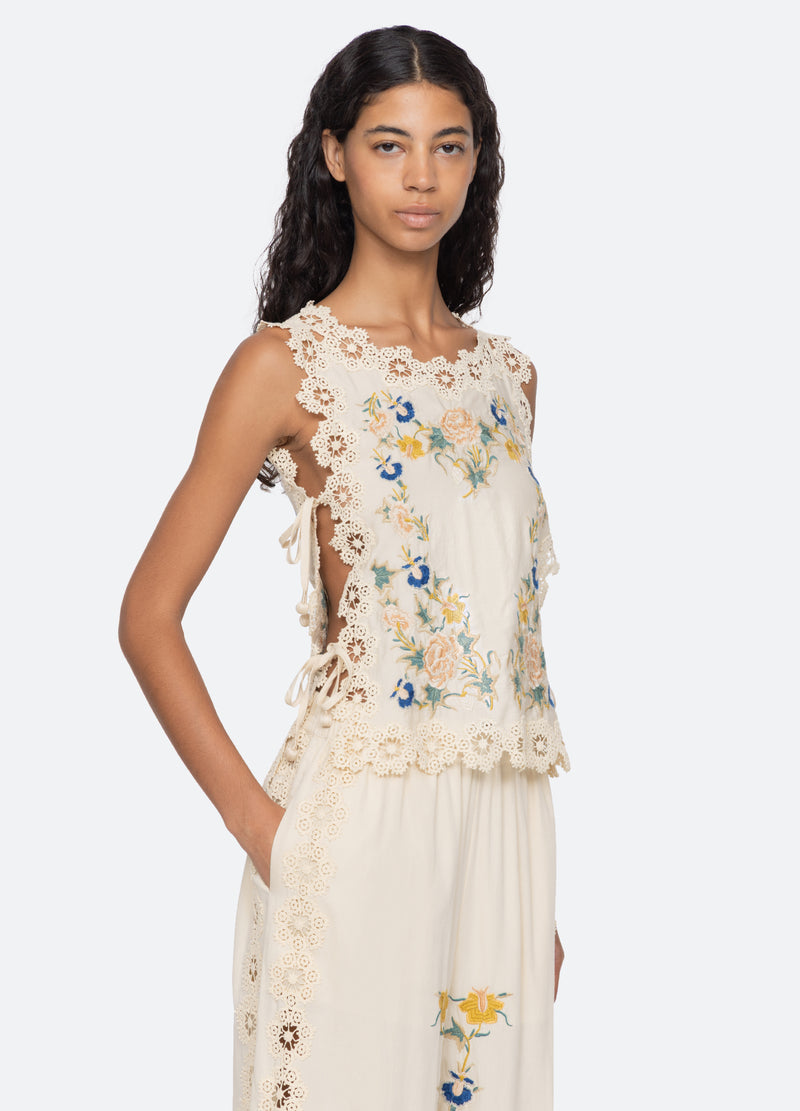 cream-adonna top-three quarter view - 5