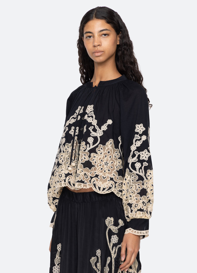 black-gracelyn l/s top-three quarter view - 4