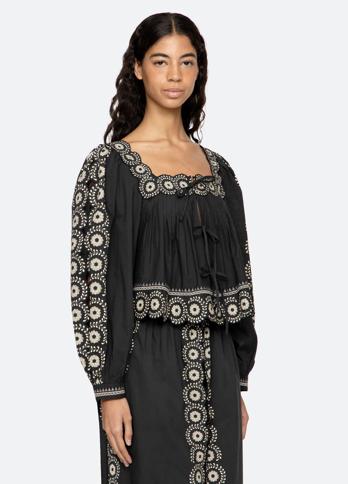 black-mirabel top-three quarter view - 4