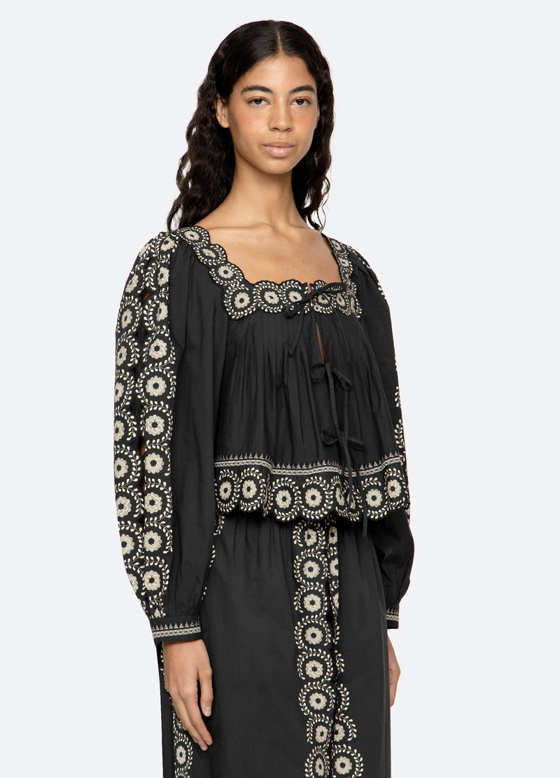 black-mirabel top-three quarter view - 4